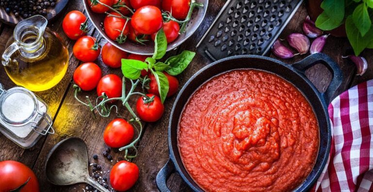 Your Pasta Sauce Needs Way More Olive Oil, According To Real Italians